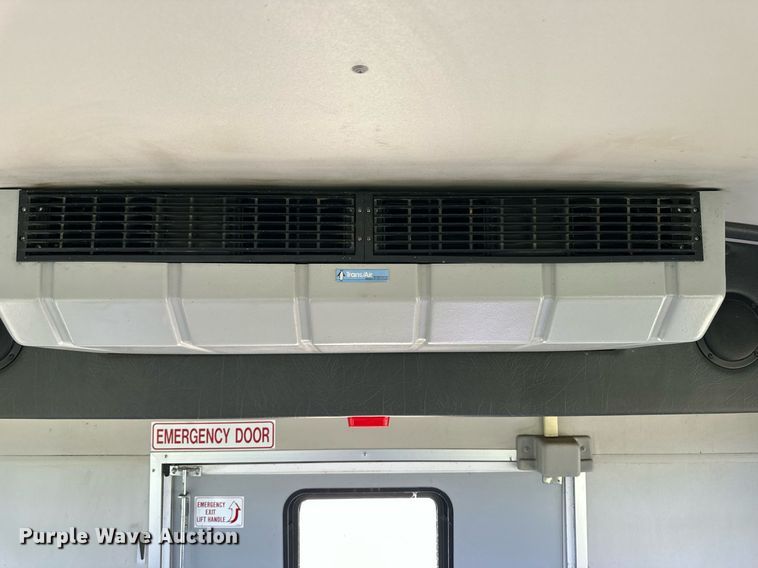 image for item DL0472 2006 Ford E450 Super Duty shuttle bus