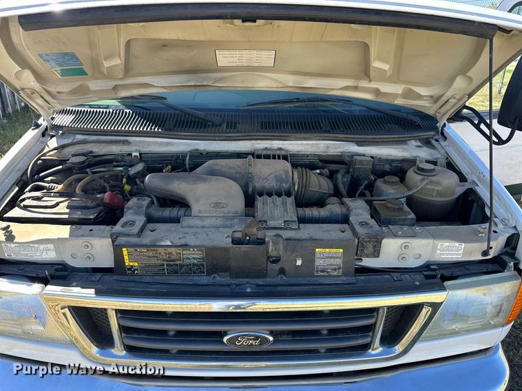 image for item DL0472 2006 Ford E450 Super Duty shuttle bus