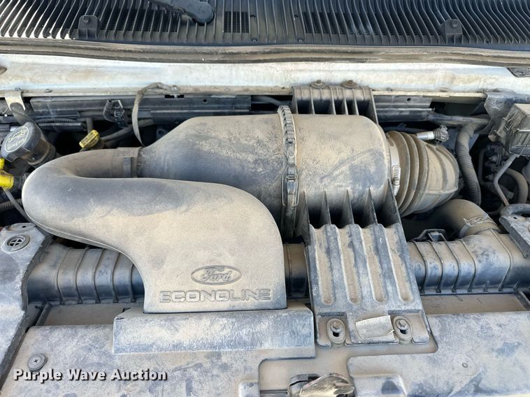 image for item DL0472 2006 Ford E450 Super Duty shuttle bus