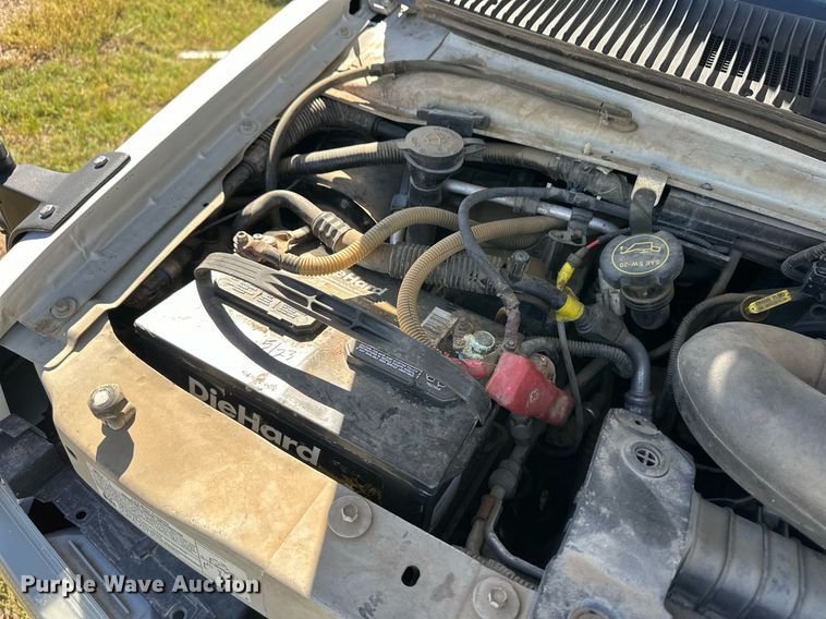 image for item DL0472 2006 Ford E450 Super Duty shuttle bus