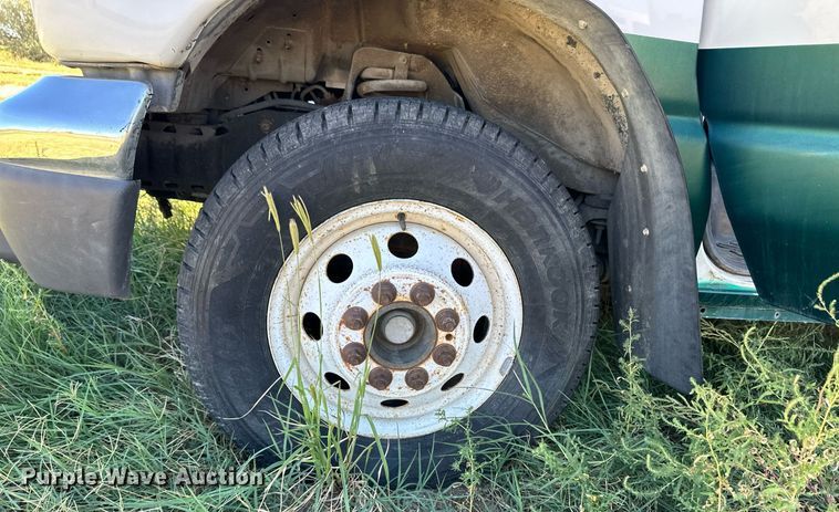 image for item DL0472 2006 Ford E450 Super Duty shuttle bus