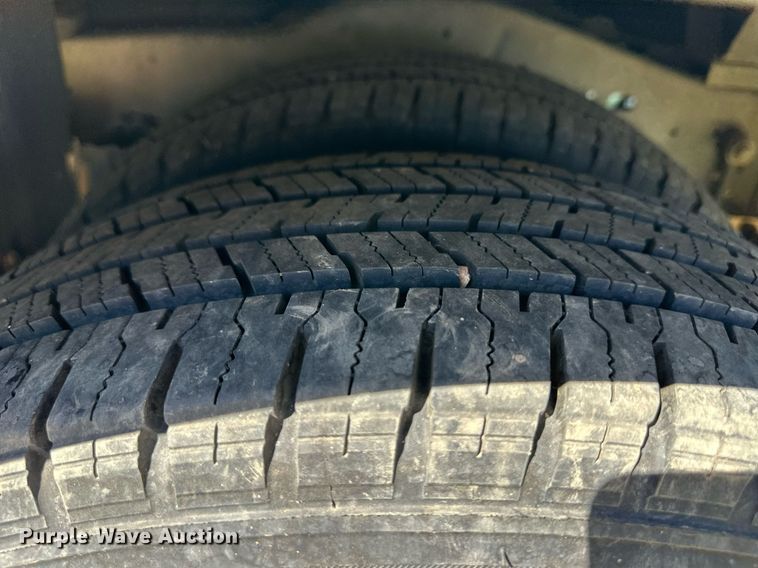 image for item DL0472 2006 Ford E450 Super Duty shuttle bus