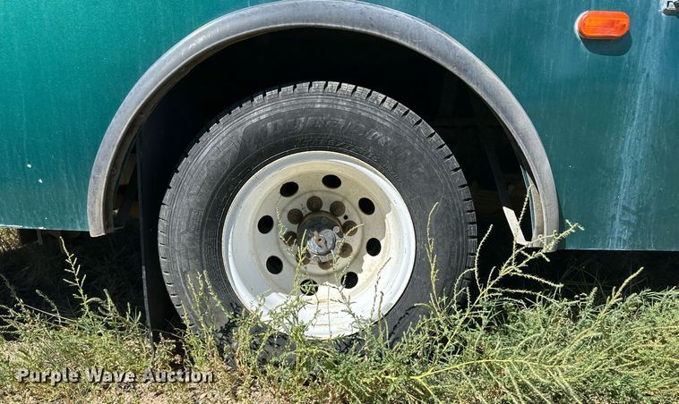 image for item DL0472 2006 Ford E450 Super Duty shuttle bus