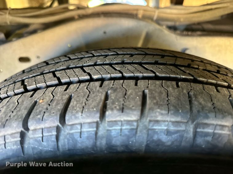 image for item DL0472 2006 Ford E450 Super Duty shuttle bus