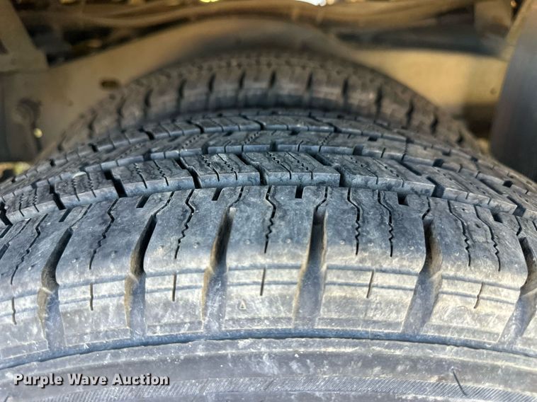 image for item DL0472 2006 Ford E450 Super Duty shuttle bus