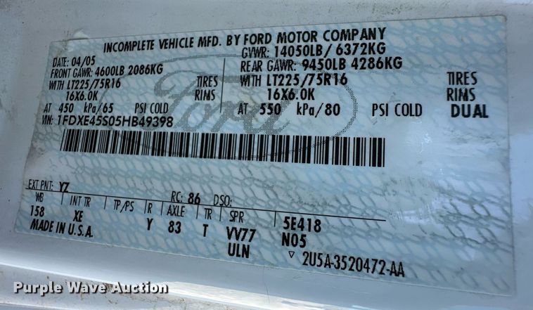 image for item DL0472 2006 Ford E450 Super Duty shuttle bus