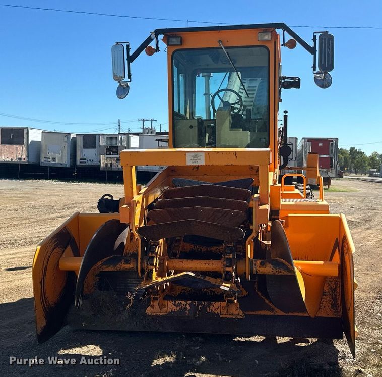 image for item DN0801 2011 LeeBoy 3000 windrow elevator