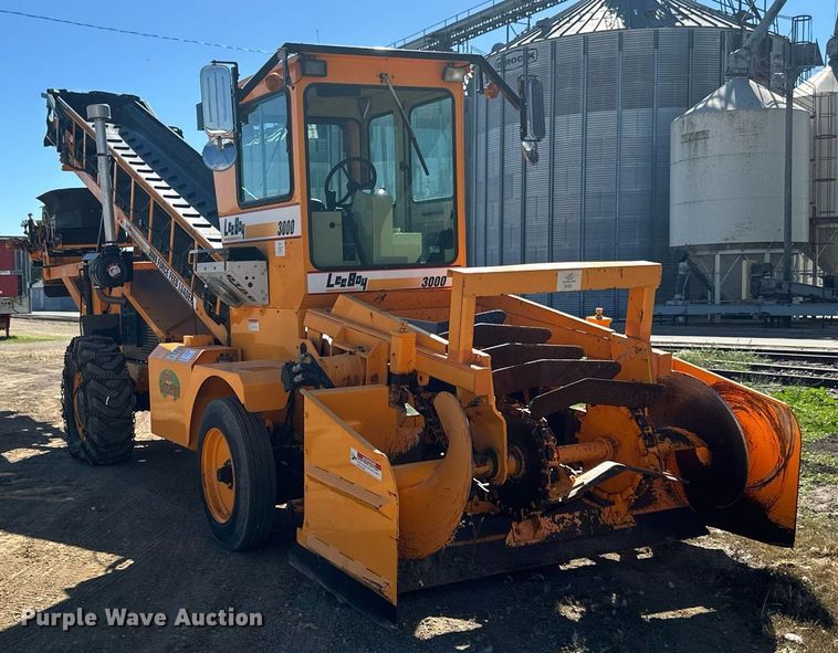 image for item DN0801 2011 LeeBoy 3000 windrow elevator