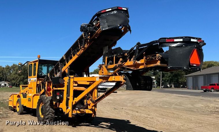 image for item DN0801 2011 LeeBoy 3000 windrow elevator