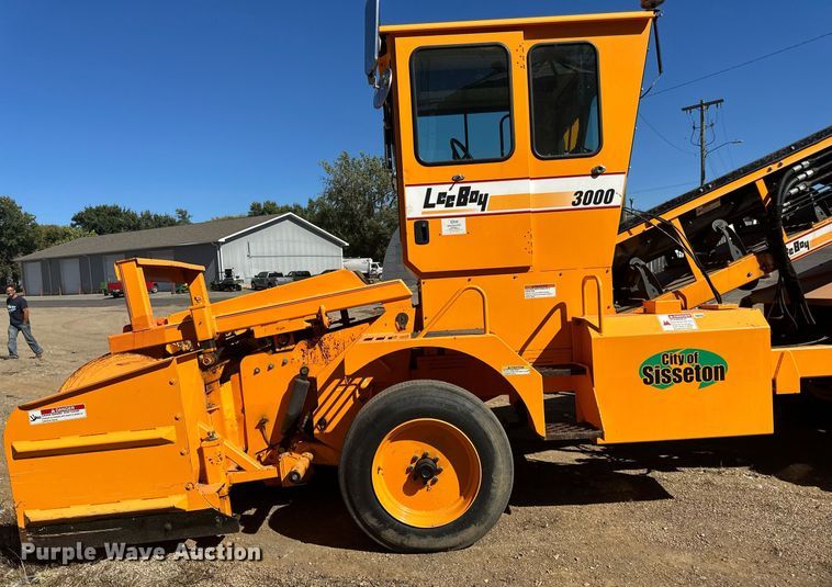 image for item DN0801 2011 LeeBoy 3000 windrow elevator