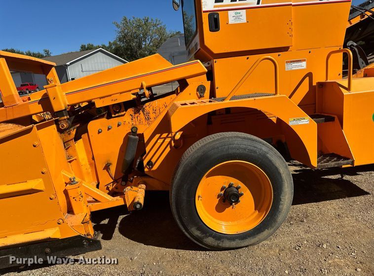 image for item DN0801 2011 LeeBoy 3000 windrow elevator