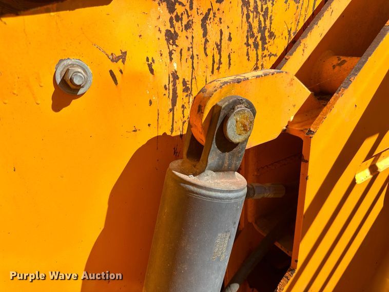 image for item DN0801 2011 LeeBoy 3000 windrow elevator