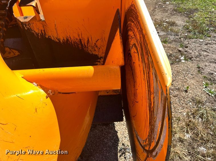 image for item DN0801 2011 LeeBoy 3000 windrow elevator