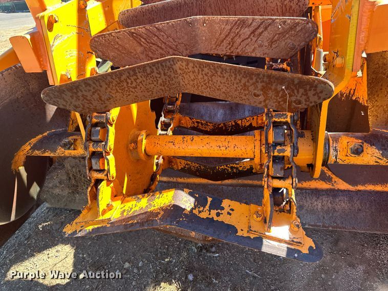 image for item DN0801 2011 LeeBoy 3000 windrow elevator