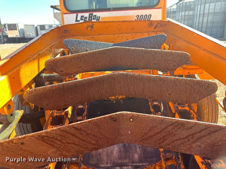 image for item DN0801 2011 LeeBoy 3000 windrow elevator