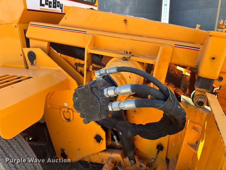 image for item DN0801 2011 LeeBoy 3000 windrow elevator
