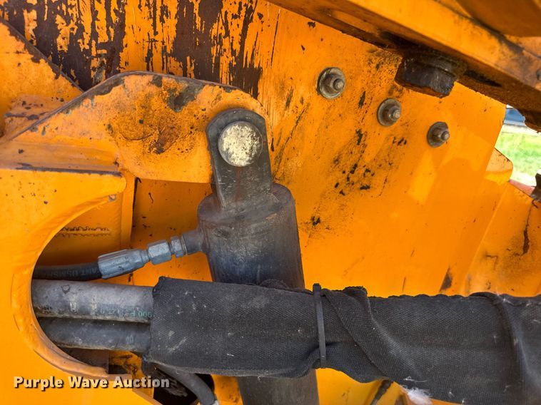 image for item DN0801 2011 LeeBoy 3000 windrow elevator