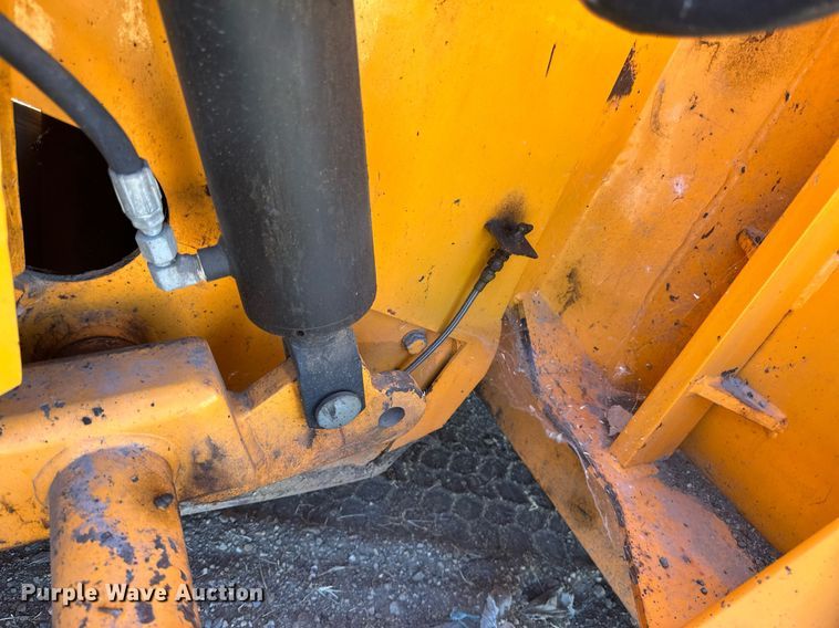 image for item DN0801 2011 LeeBoy 3000 windrow elevator