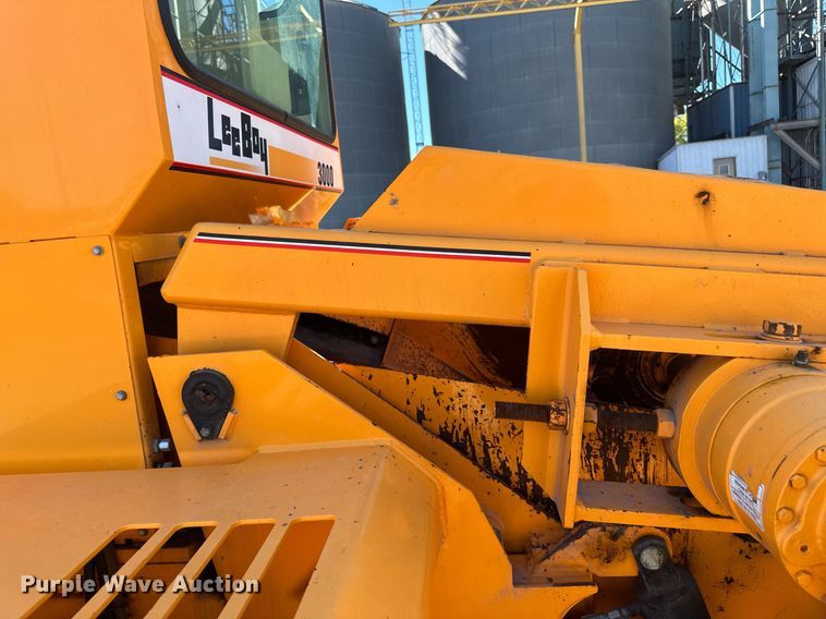 image for item DN0801 2011 LeeBoy 3000 windrow elevator