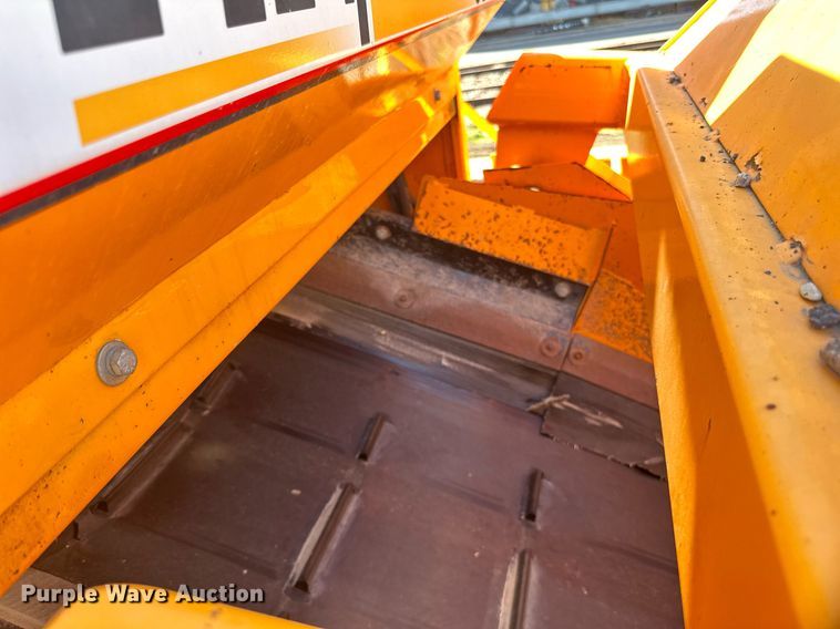 image for item DN0801 2011 LeeBoy 3000 windrow elevator