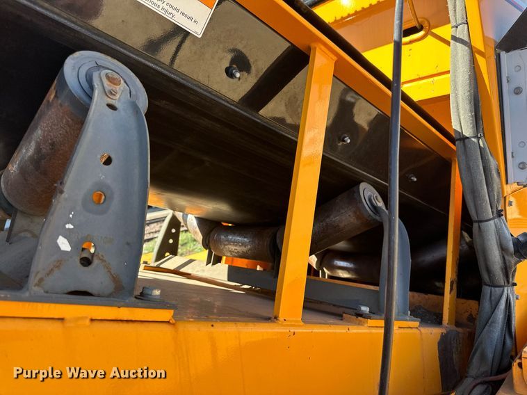 image for item DN0801 2011 LeeBoy 3000 windrow elevator