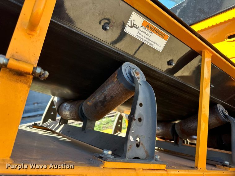 image for item DN0801 2011 LeeBoy 3000 windrow elevator