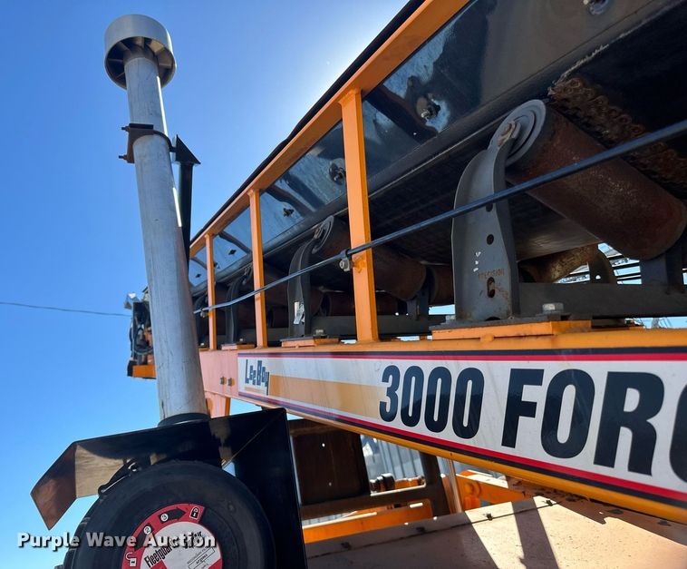image for item DN0801 2011 LeeBoy 3000 windrow elevator