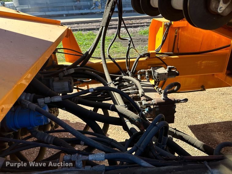 image for item DN0801 2011 LeeBoy 3000 windrow elevator