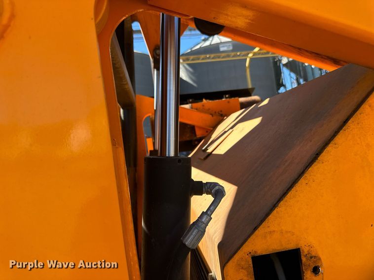 image for item DN0801 2011 LeeBoy 3000 windrow elevator