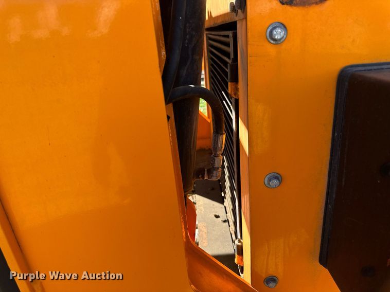 image for item DN0801 2011 LeeBoy 3000 windrow elevator