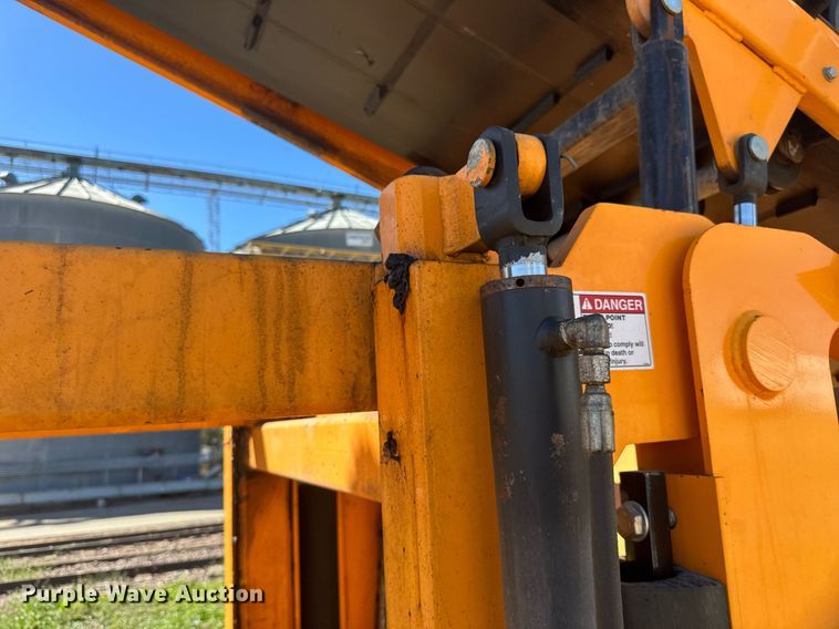 image for item DN0801 2011 LeeBoy 3000 windrow elevator