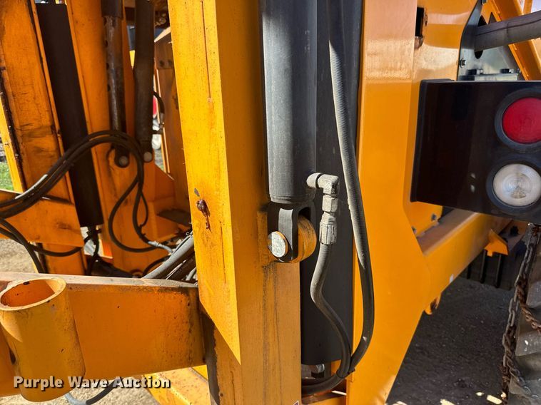 image for item DN0801 2011 LeeBoy 3000 windrow elevator