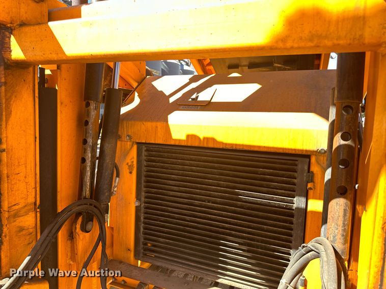 image for item DN0801 2011 LeeBoy 3000 windrow elevator