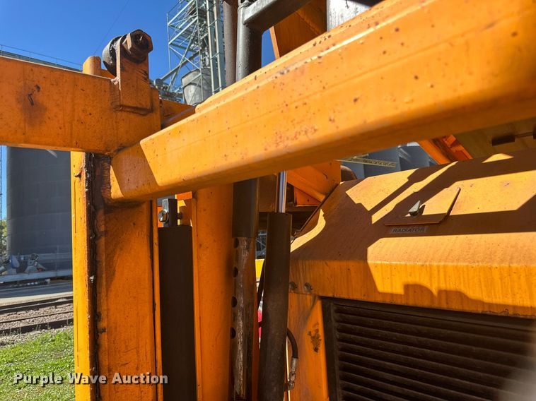 image for item DN0801 2011 LeeBoy 3000 windrow elevator