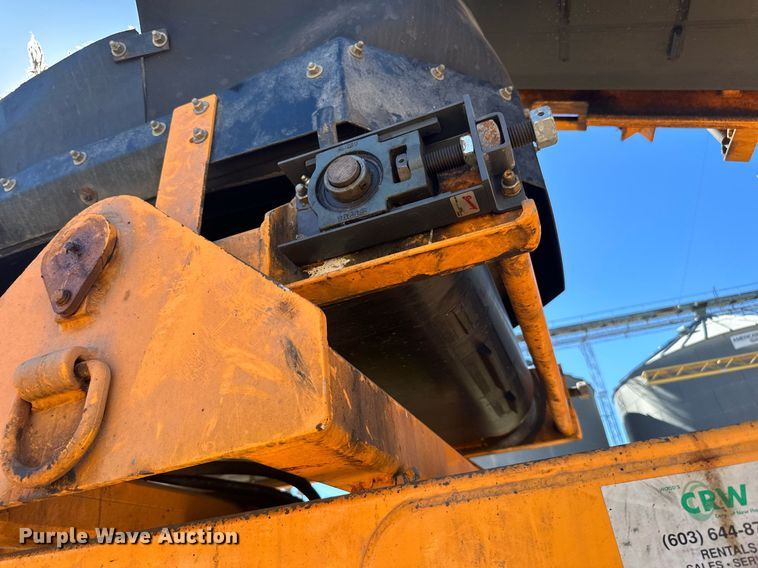 image for item DN0801 2011 LeeBoy 3000 windrow elevator