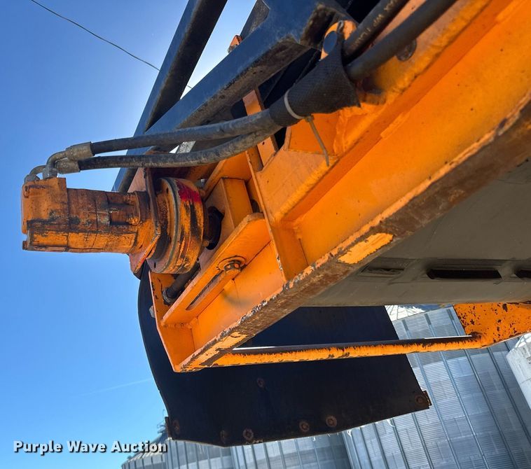 image for item DN0801 2011 LeeBoy 3000 windrow elevator