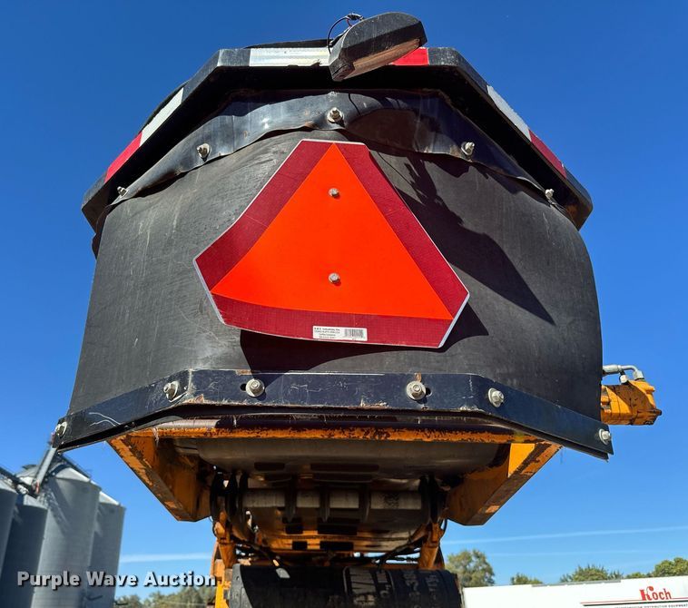 image for item DN0801 2011 LeeBoy 3000 windrow elevator