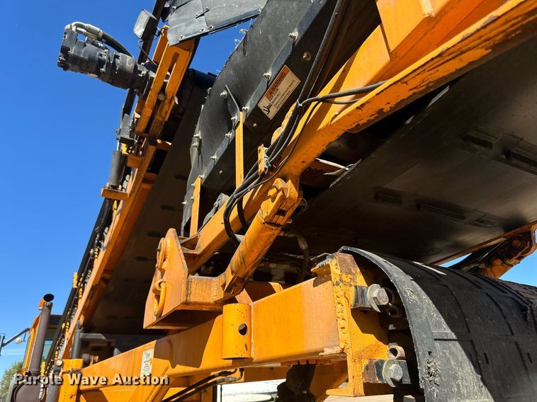 image for item DN0801 2011 LeeBoy 3000 windrow elevator