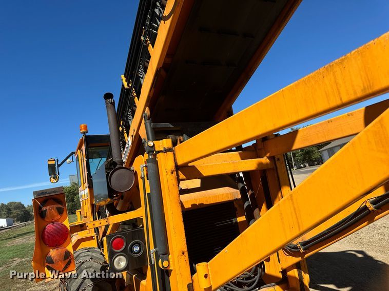 image for item DN0801 2011 LeeBoy 3000 windrow elevator