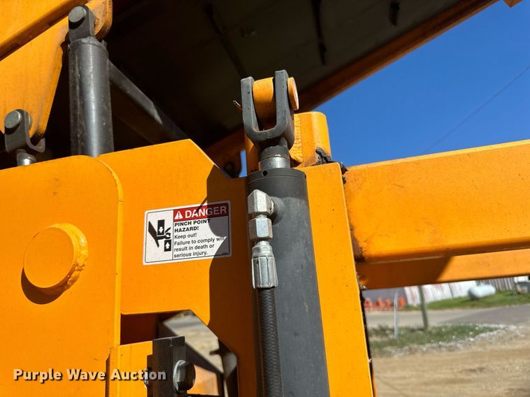 image for item DN0801 2011 LeeBoy 3000 windrow elevator