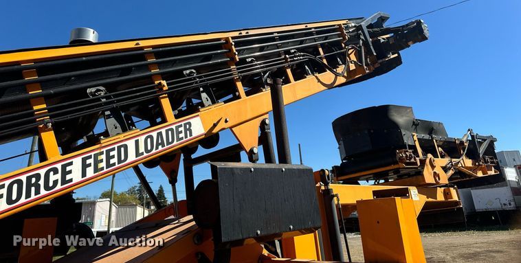 image for item DN0801 2011 LeeBoy 3000 windrow elevator