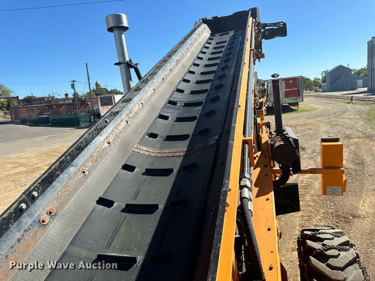 image for item DN0801 2011 LeeBoy 3000 windrow elevator