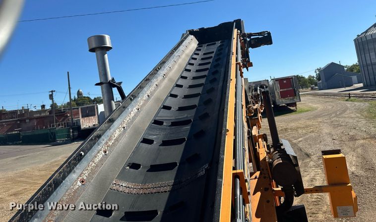 image for item DN0801 2011 LeeBoy 3000 windrow elevator