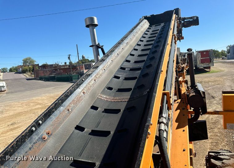 image for item DN0801 2011 LeeBoy 3000 windrow elevator