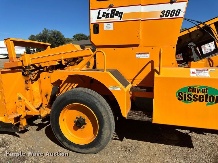 image for item DN0801 2011 LeeBoy 3000 windrow elevator