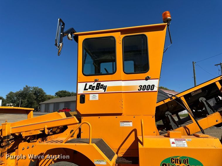 image for item DN0801 2011 LeeBoy 3000 windrow elevator