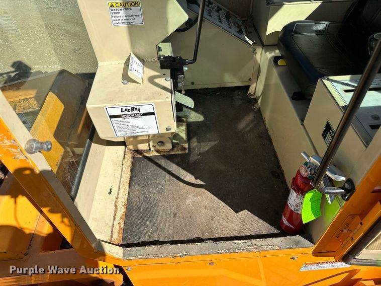 image for item DN0801 2011 LeeBoy 3000 windrow elevator