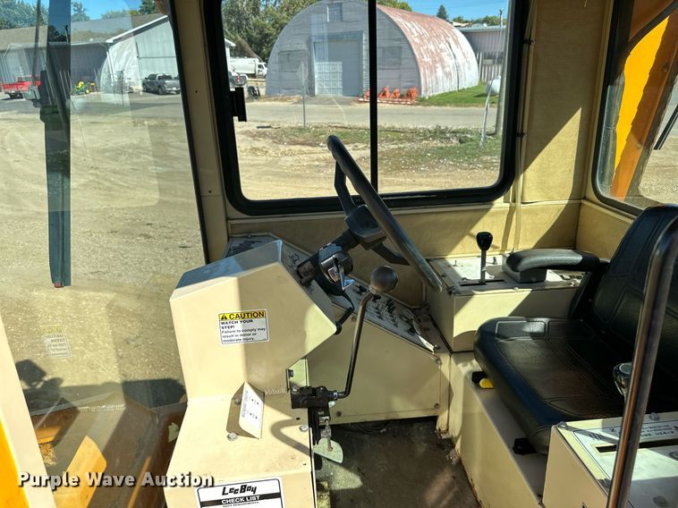 image for item DN0801 2011 LeeBoy 3000 windrow elevator