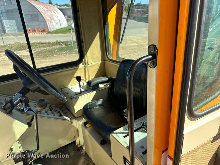 image for item DN0801 2011 LeeBoy 3000 windrow elevator