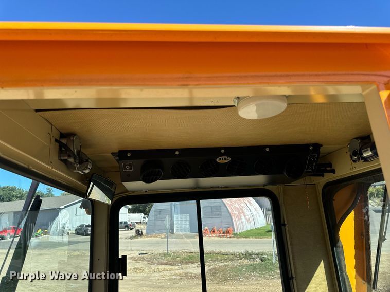 image for item DN0801 2011 LeeBoy 3000 windrow elevator